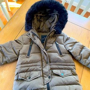 Adorable girls Zara Coat. Sooo cute!!!!! 😎